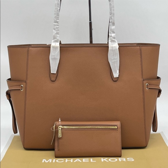 Michael Kors Large Gilly Tote & Trifold Wallet - Picture 2 of 13